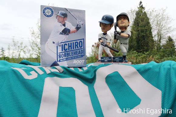 ichiro-dual-bobblehead-doll
