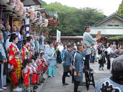 日枝神社でお神輿の宮入を待ち構える人達