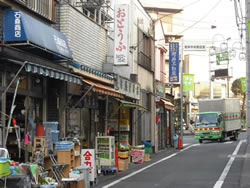 どこか郷愁を誘う駅前の店並み