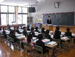 入学式後に、教室で先生のお話を聞く新1年生。