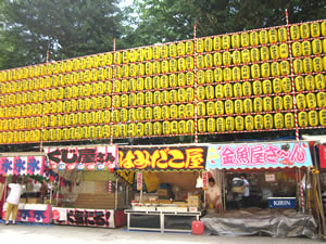 みたままつり開催に向けて準備を始める靖国神社の夜店。