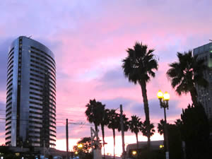 夕焼け空の下、サンディエゴのホテルの外で