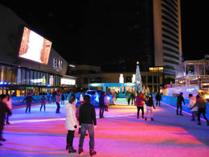 赤坂サカスのスケートリンク上で元旦の夜を過ごす人たち。