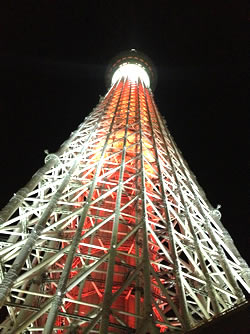 赤い灯りをまとった東京スカイツリー