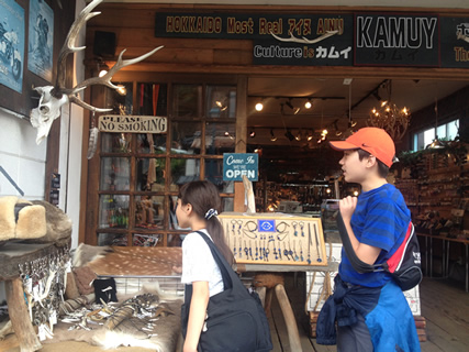 小樽のお土産物屋さんの店先で。