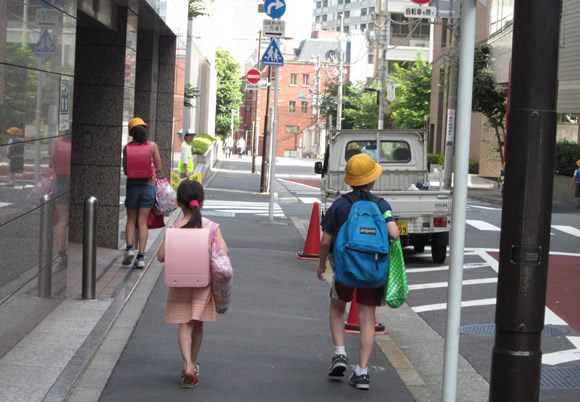 シアトルで学んだ日本語を活かした、ひと夏の体験入学。都内の小学校に登校する息子と娘。