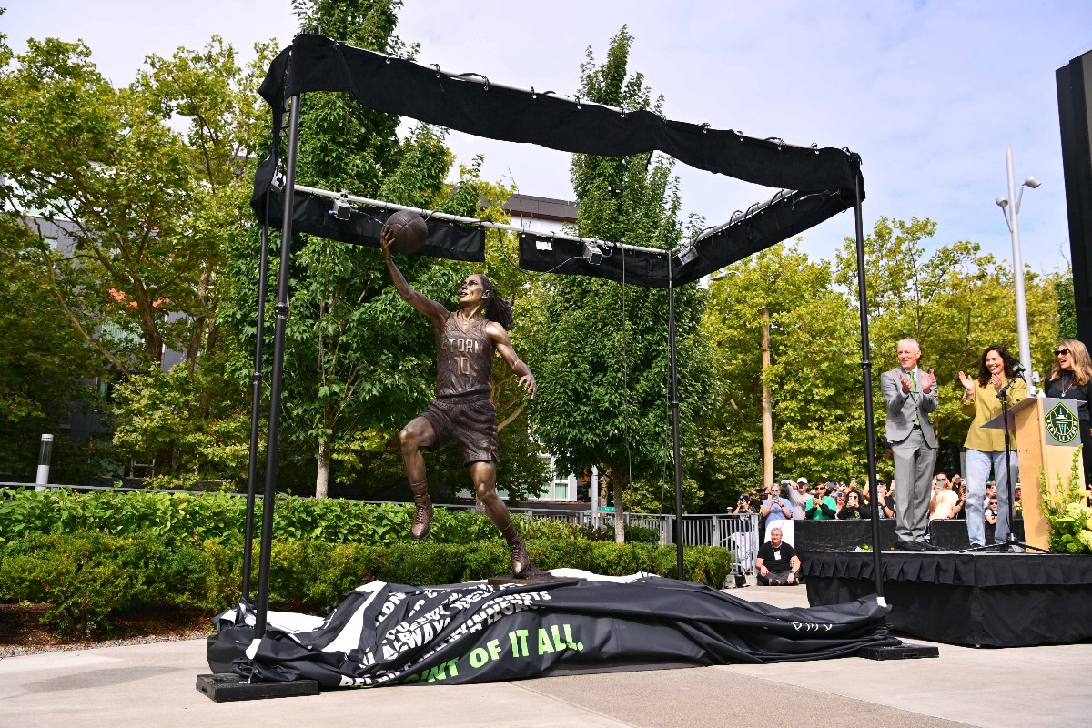 sue-bird-statue-2025