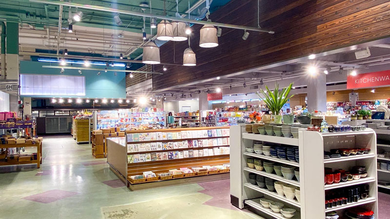 新しくなった、日系スーパーマーケットの宇和島屋シアトル店。以前とは見違えるようになって、店内でまだちょっと迷います。