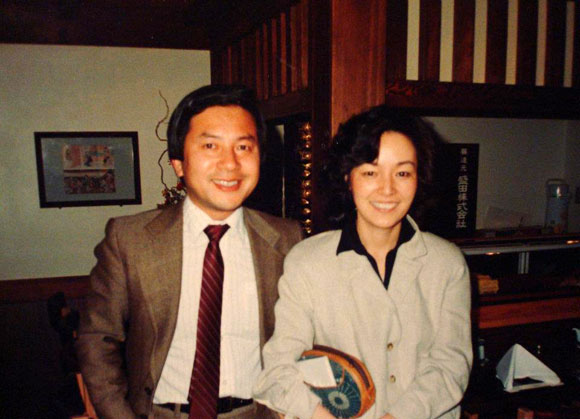 ベルビューでの 『Kamon of Kobe』 開店時に妻の勝子さんと（1982年）
