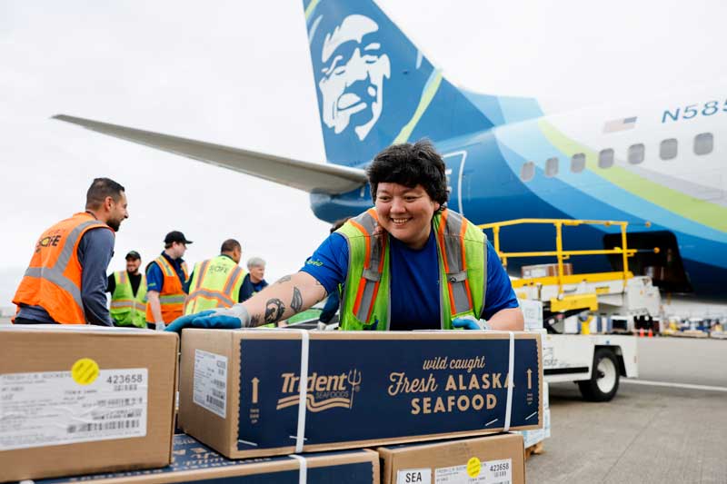 アラスカ州のカッパー・リバー・サーモン、2023年の初物がシアトルに到着