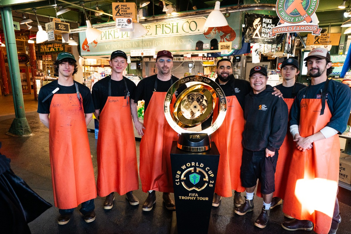 fifa-club-world-cup-trophy-in-seattle-5