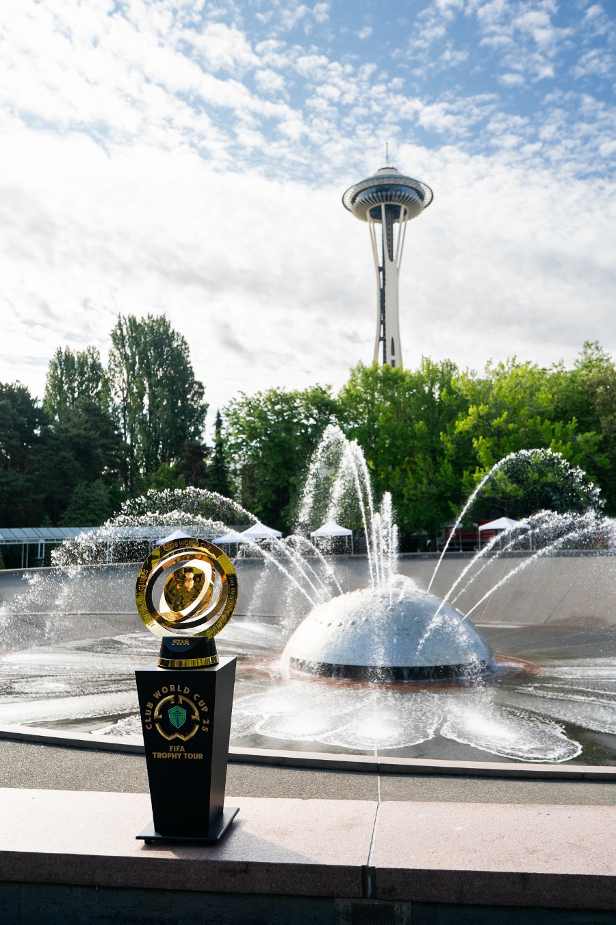 fifa-club-world-cup-trophy-in-seattle-6