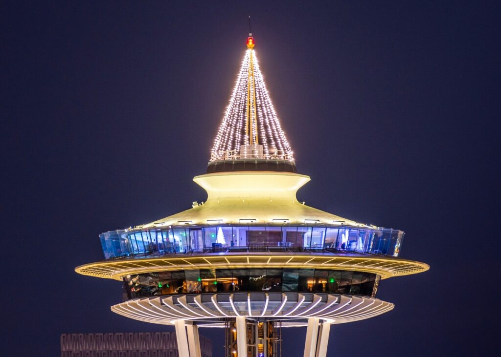 ホリデーのライトアップが施されたスペースニードル