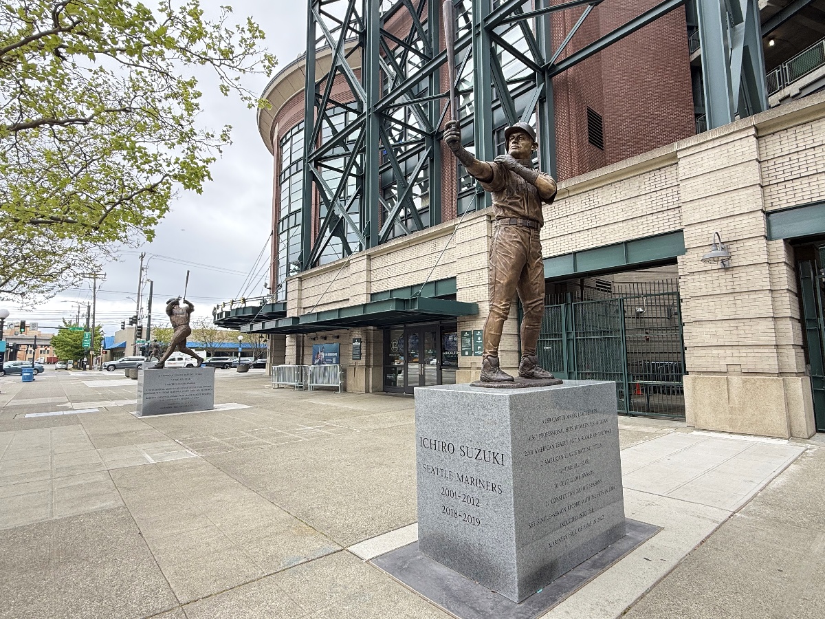 ichiro-statue-4