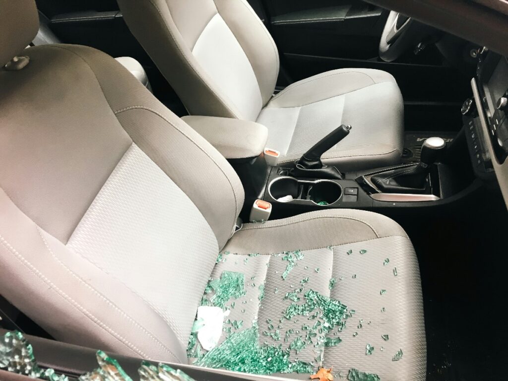 car-break-in-1 - junglecity.com 車の窓ガラスが割られ、座席にガラスが散乱している